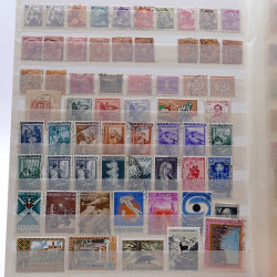 Lot de timbres France et Monde à trier en un carton.