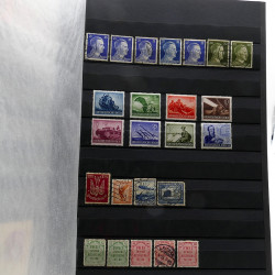 Lot de timbres France et Monde à trier en un carton.