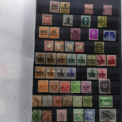 Lot de timbres France et Monde à trier en un carton.