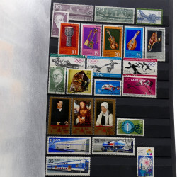 Lot de timbres France et Monde à trier en un carton.