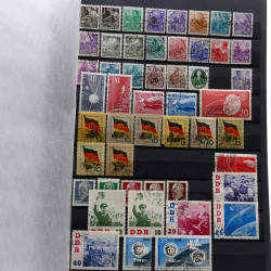Lot de timbres France et Monde à trier en un carton.