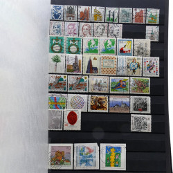Lot de timbres France et Monde à trier en un carton.