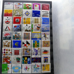 Lot de timbres France et Monde à trier en un carton.