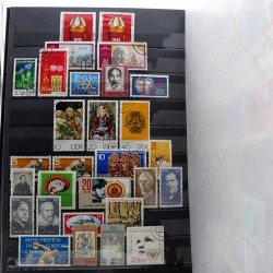 Lot de timbres France et Monde à trier en un carton.