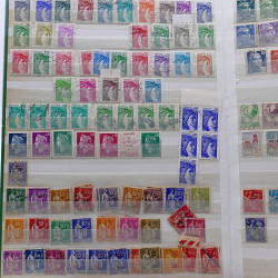 Lot de timbres France et Monde à trier en un carton.