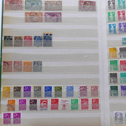 Lot de timbres France et Monde à trier en un carton.
