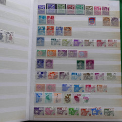 Lot de timbres France et Monde à trier en un carton.
