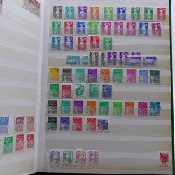 Lot de timbres France et Monde à trier en un carton.