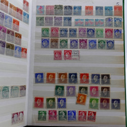 Lot de timbres France et Monde à trier en un carton.