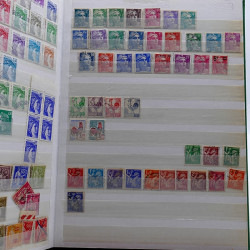 Lot de timbres France et Monde à trier en un carton.