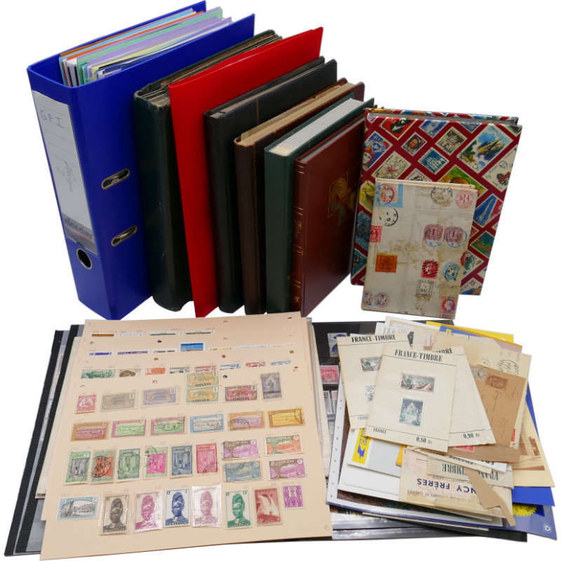 Lot de timbres France et Monde à trier en un carton.