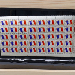 Lot de timbres France et Monde à trier en un carton.