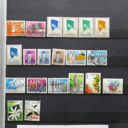 Lot de timbres France et Monde à trier en un carton.