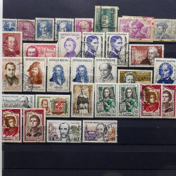 Lot de timbres France et Monde à trier en un carton.