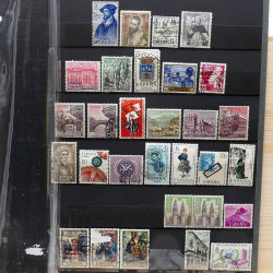 Lot de timbres France et Monde à trier en un carton.