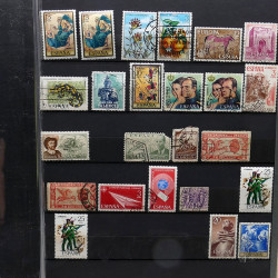 Lot de timbres France et Monde à trier en un carton.