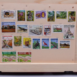 Lot de timbres France et Monde à trier en un carton.