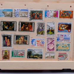 Lot de timbres France et Monde à trier en un carton.