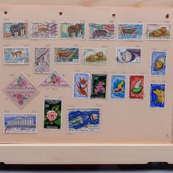 Lot de timbres France et Monde à trier en un carton.