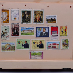 Lot de timbres France et Monde à trier en un carton.