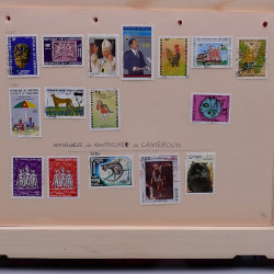 Lot de timbres France et Monde à trier en un carton.