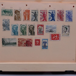 Lot de timbres France et Monde à trier en un carton.