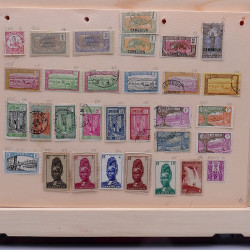Lot de timbres France et Monde à trier en un carton.