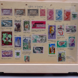 Lot de timbres France et Monde à trier en un carton.