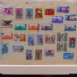 Lot de timbres France et Monde à trier en un carton.