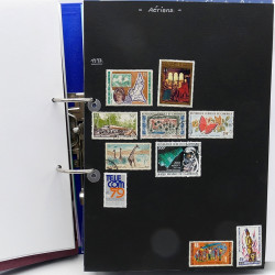 Lot de timbres France et Monde à trier en un carton.