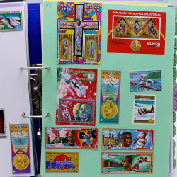 Lot de timbres France et Monde à trier en un carton.