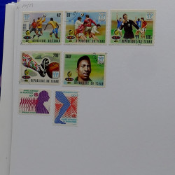 Lot de timbres France et Monde à trier en un carton.