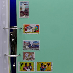 Lot de timbres France et Monde à trier en un carton.