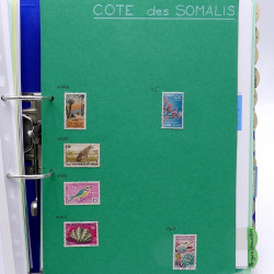 Lot de timbres France et Monde à trier en un carton.