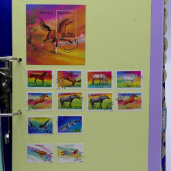 Lot de timbres France et Monde à trier en un carton.
