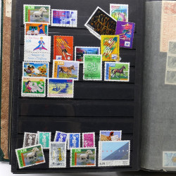 Lot de timbres France et Monde à trier en un carton.