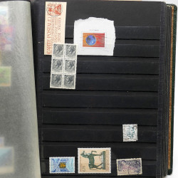 Lot de timbres France et Monde à trier en un carton.