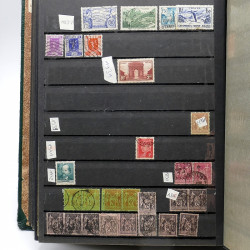 Lot de timbres France et Monde à trier en un carton.