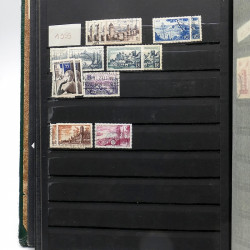 Lot de timbres France et Monde à trier en un carton.