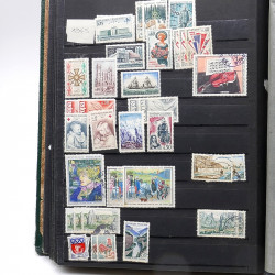 Lot de timbres France et Monde à trier en un carton.