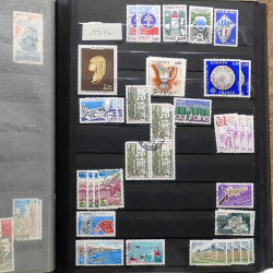 Lot de timbres France et Monde à trier en un carton.