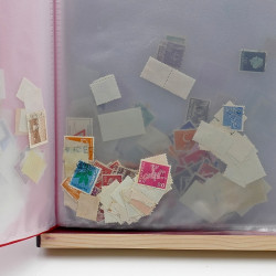 Lot de timbres France et Monde à trier en un carton.