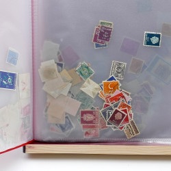 Lot de timbres France et Monde à trier en un carton.