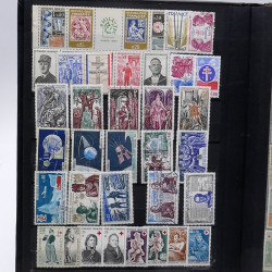 Lot de timbres France et Monde à trier en un carton.
