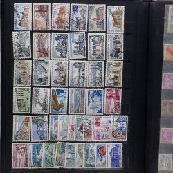 Lot de timbres France et Monde à trier en un carton.