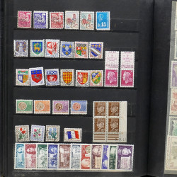 Lot de timbres France et Monde à trier en un carton.