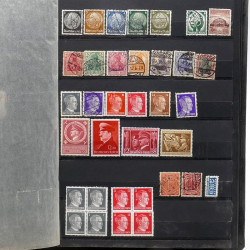 Lot de timbres France et Monde à trier en un carton.