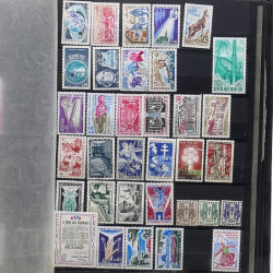 Lot de timbres France et Monde à trier en un carton.