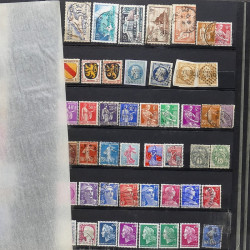 Lot de timbres France et Monde à trier en un carton.