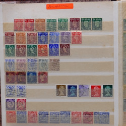 Lot de timbres France et Monde à trier en un carton.